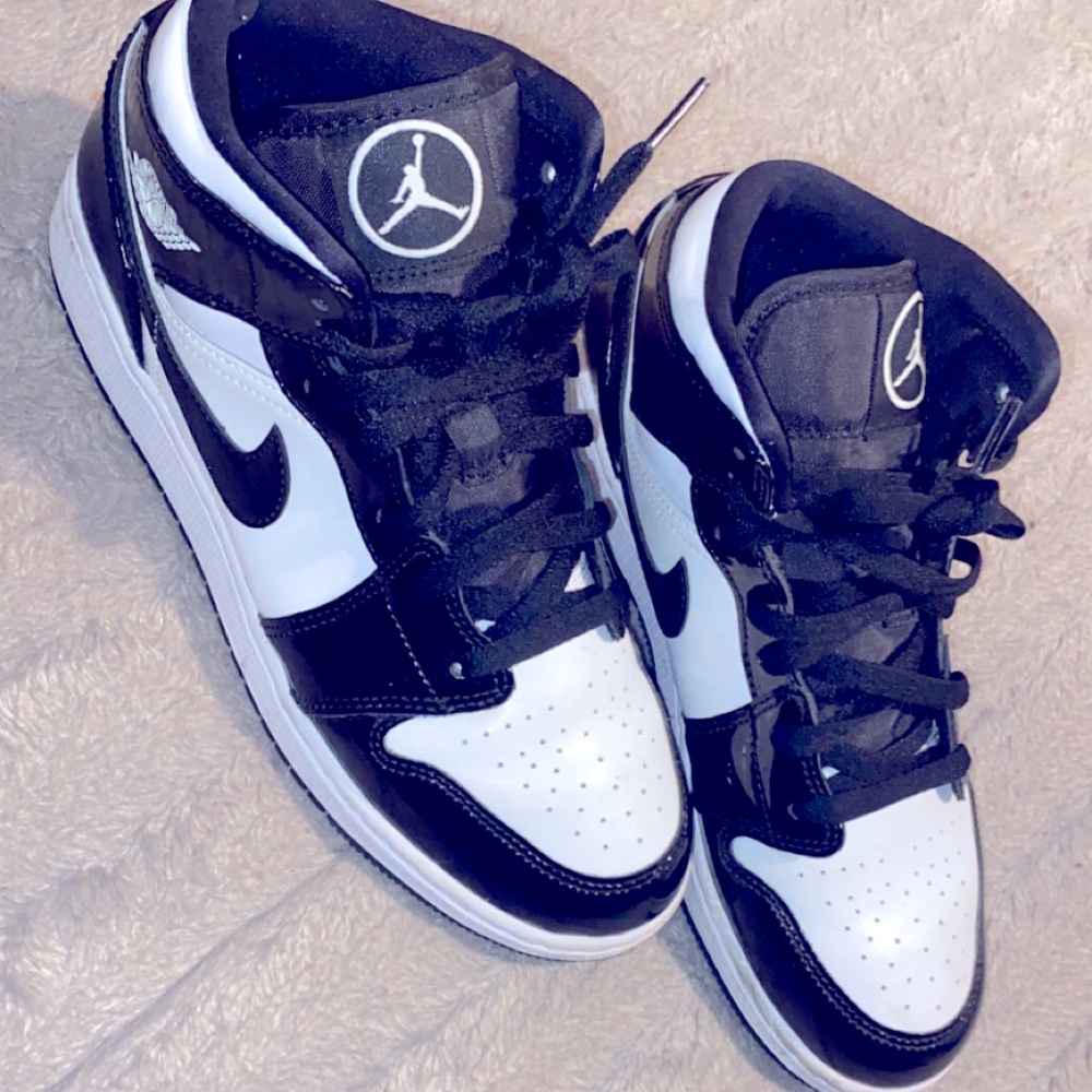 Black/White Jordan 1s